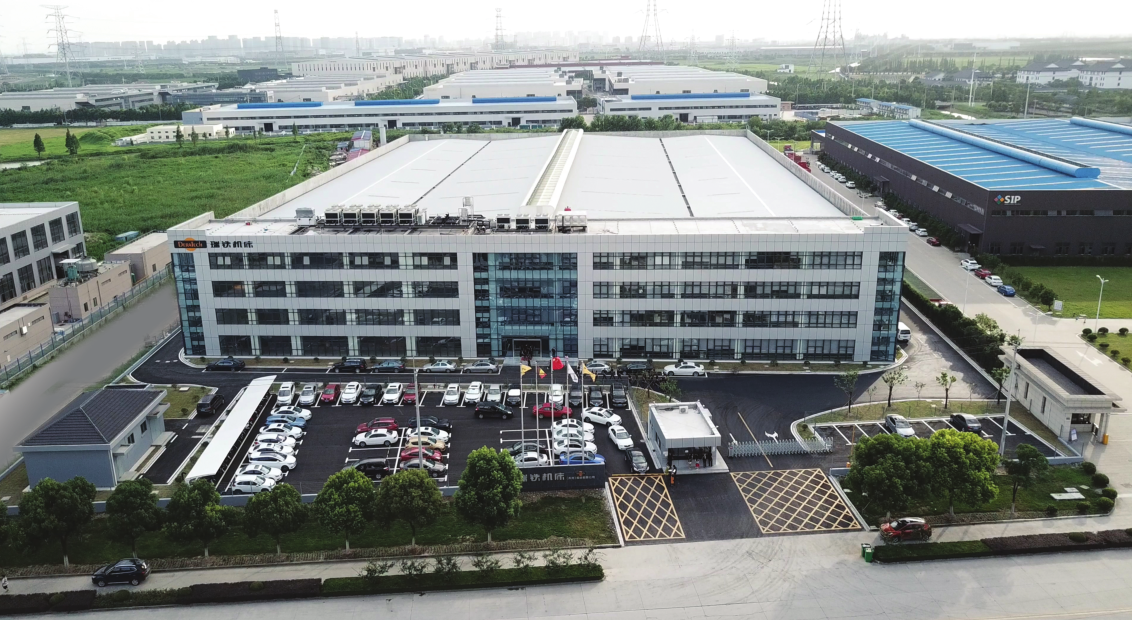 非常"3+2"/智能化機(jī)器人折彎單元，3臺(tái)油電混合數(shù)控折彎?rùn)C(jī)+2套Fanuc機(jī)器人全面進(jìn)入聯(lián)機(jī)調(diào)試階段，即將進(jìn)入香港客戶工廠